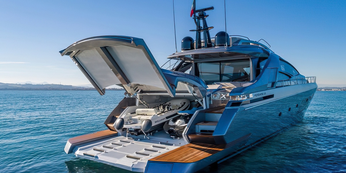 Продается моторная яхта PERSHING 8X 2022г.